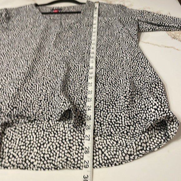 NWT Vince Camuto Black & White Patterned Blouse with Flutter Sleeve | XL - Picture 8 of 9